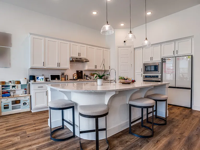 1308 Bluebonnet Ln — Photo 9