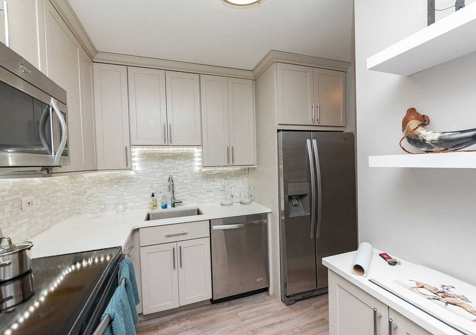 2 bed, 2.0 bath, 1000 sqft, $3,300 — Photo 4