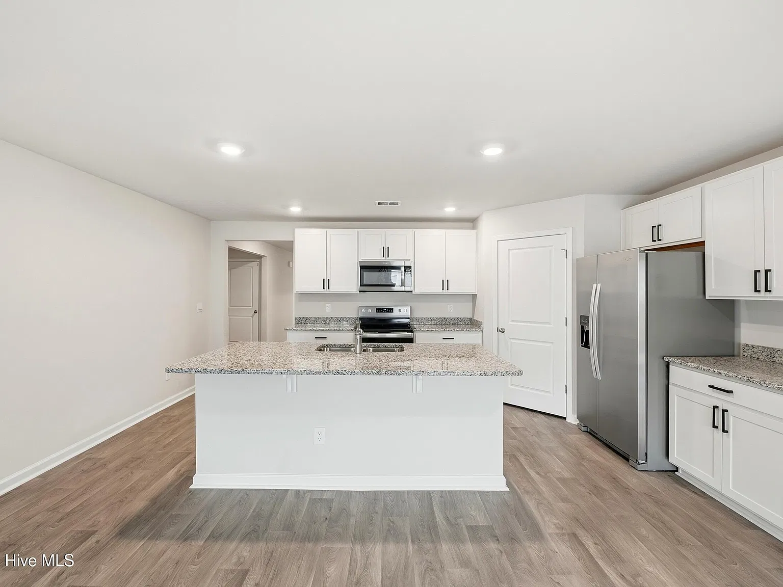 4 bed, 2.0 bath, 1774 sqft, $2,100 — Photo 2