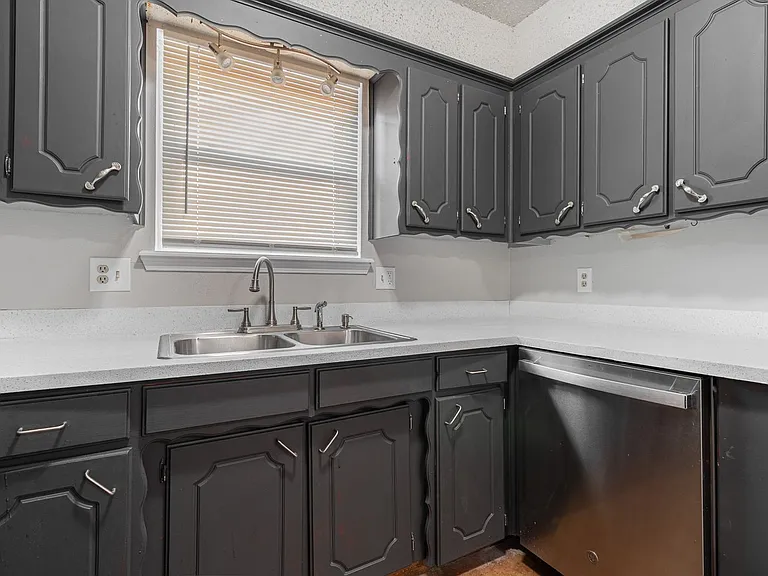 821 Peregrine Dr — Photo 19