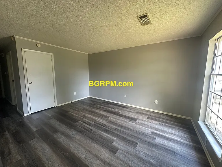 1004 Ferrell Dr — Photo 2