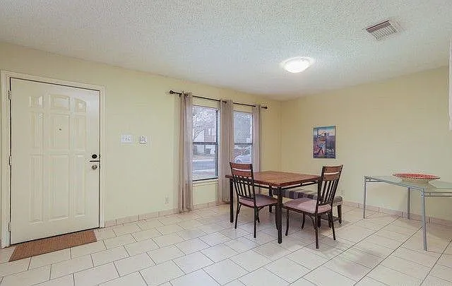 3 bed, 1560 sqft, $1,645 — Photo 3