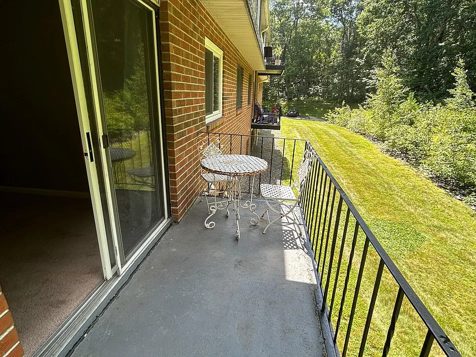 176 Maple Ave #4