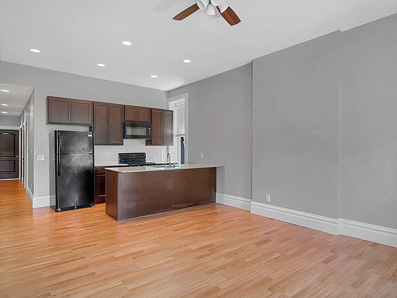 4th image of 900 Barton St #685