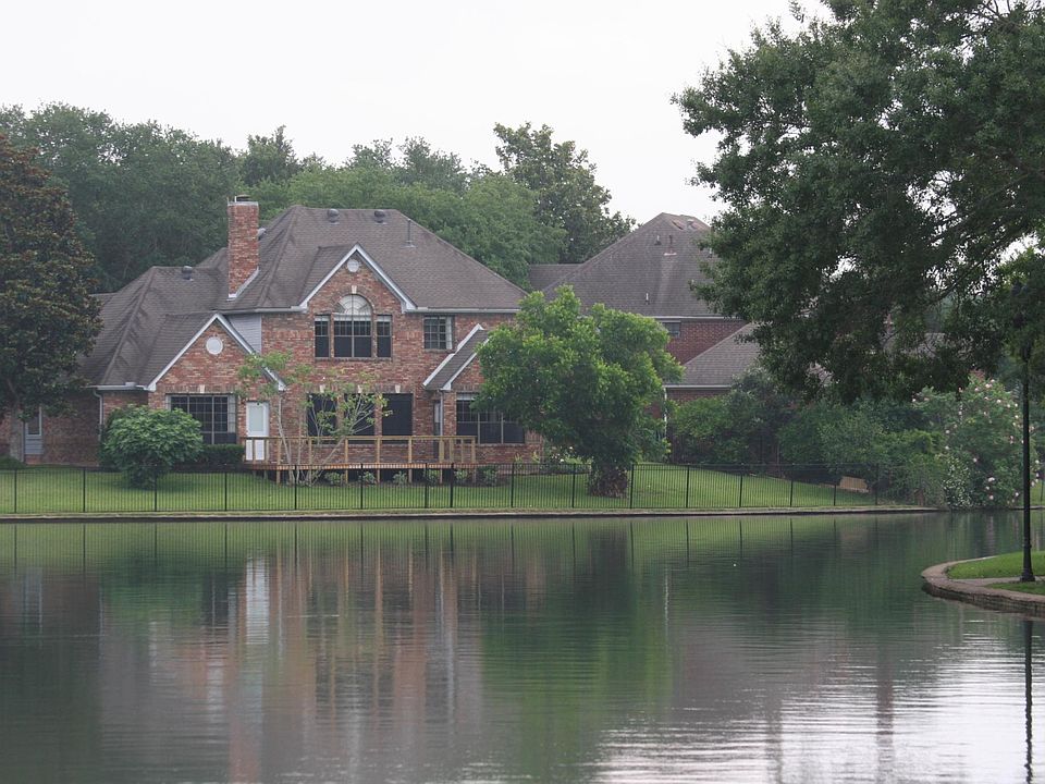 1st image of 423 Lake Bend Dr