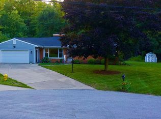 1059 Maplegrove Dr NW, Grand Rapids, MI 49504