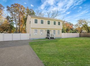 4 Flores Ln, Middle Island, NY 11953