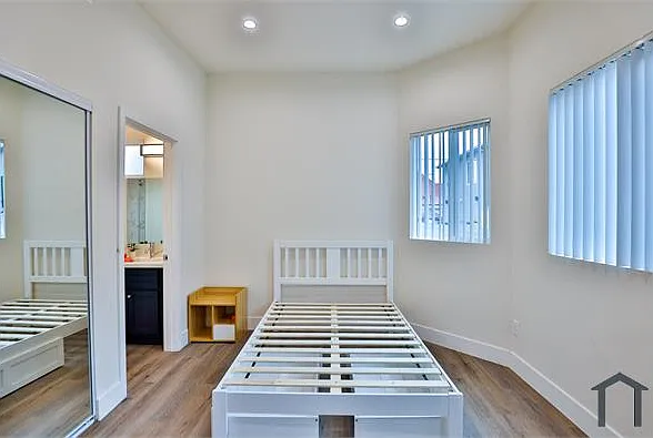 1219 W 25th St — Photo 6