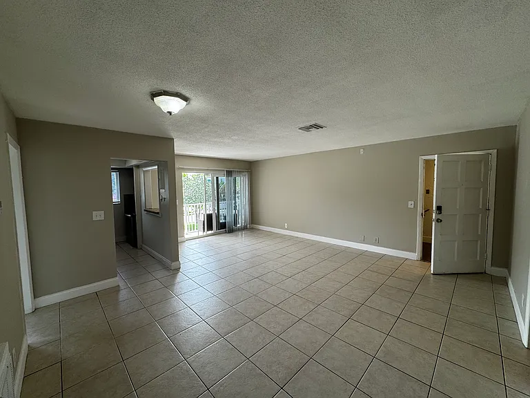 425 NE 7th Ave #3 — Photo 5