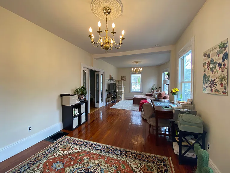 Living room (13' x 28')