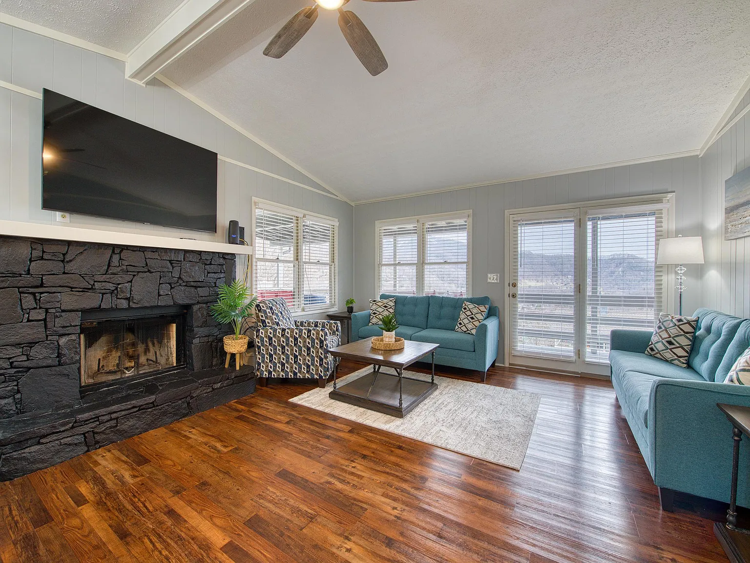 2 bed, 986 sqft, $2,300 — Photo 4