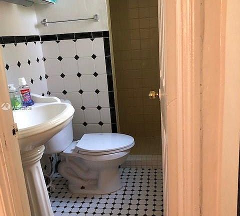 5th image of 2842 Sheridan Ave #1