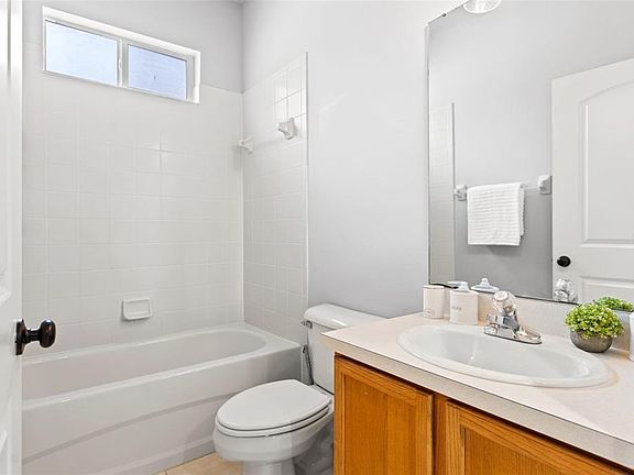 4th image of 15927 Leatherleaf Ln