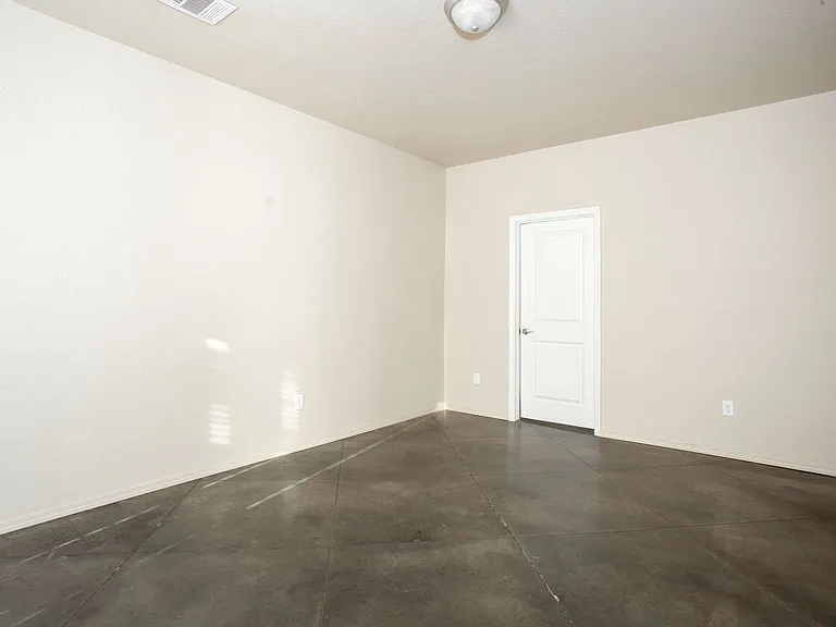 4600 Gloster St — Photo 15
