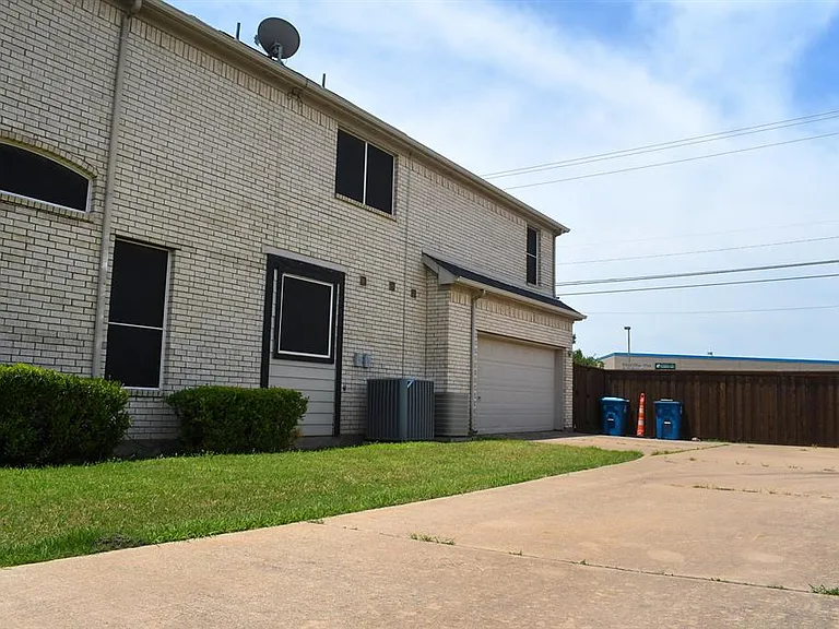 409 Royal Crest Dr — Photo 2