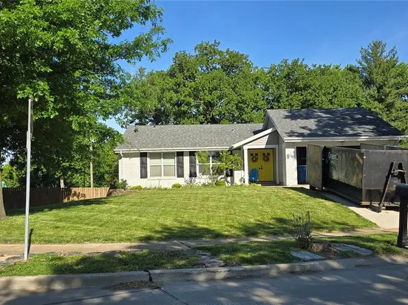 999 Century Oaks Dr, Ballwin, MO 63021