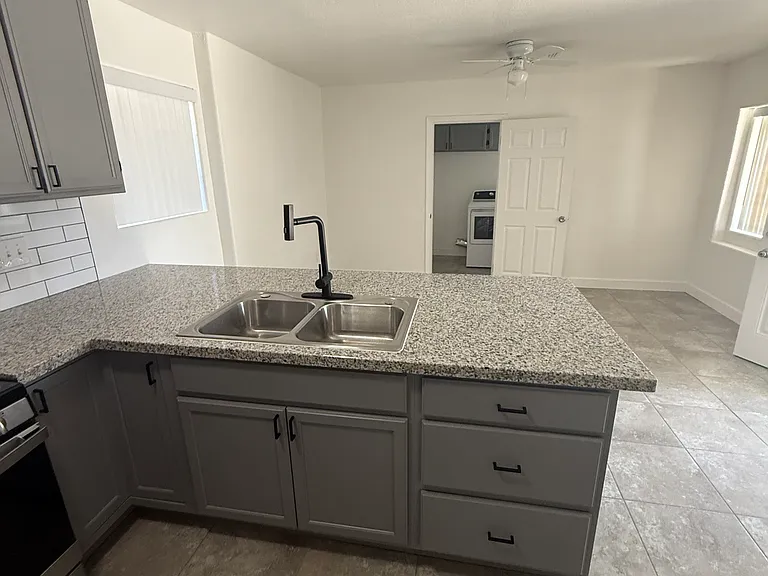 409 Plymouth Ave — Photo 8