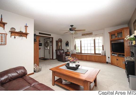 5th image of 140 Lincolnwood Dr