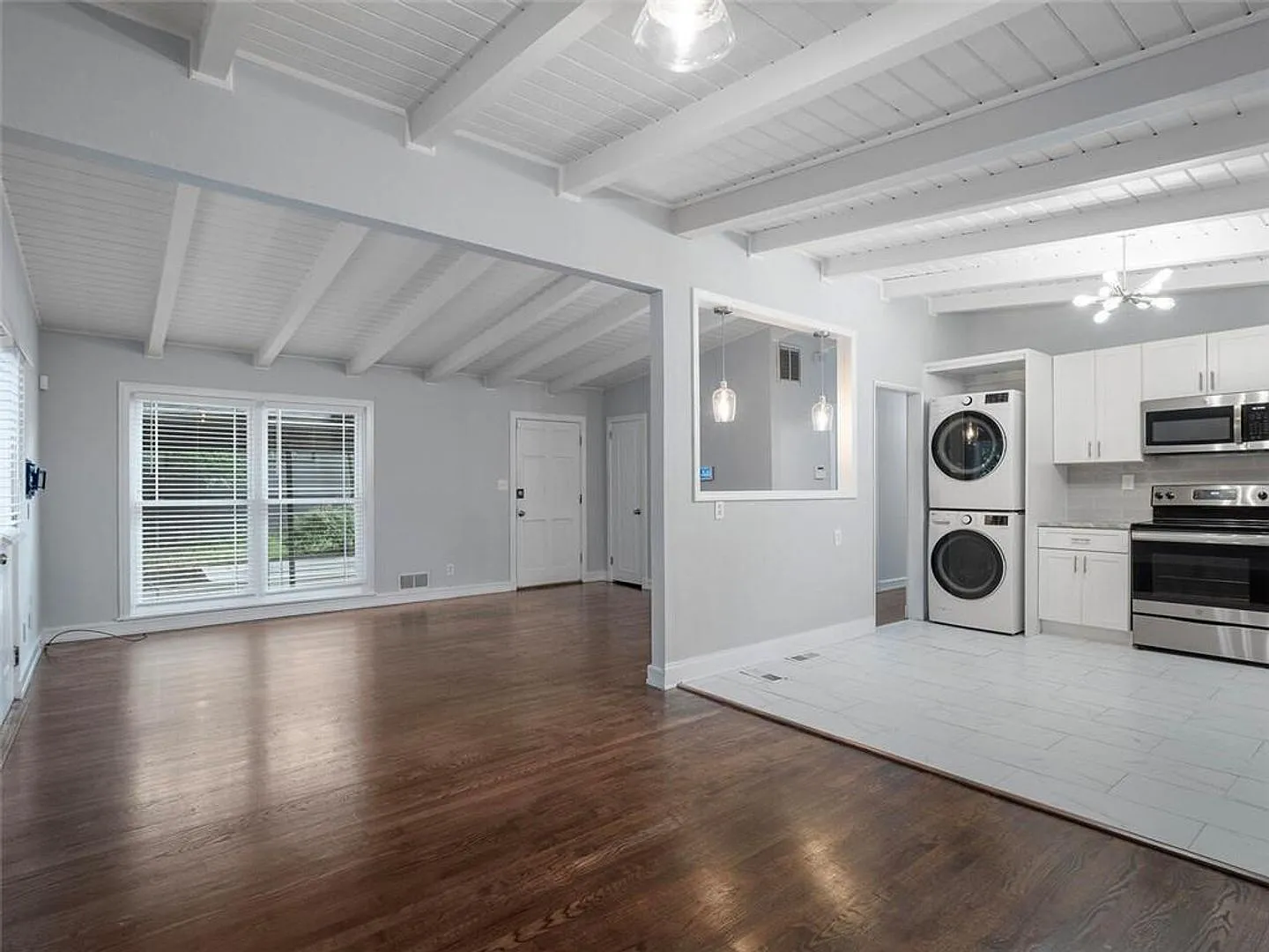 Charming 3-Bedroom Home in Chamblee! — Photo 2