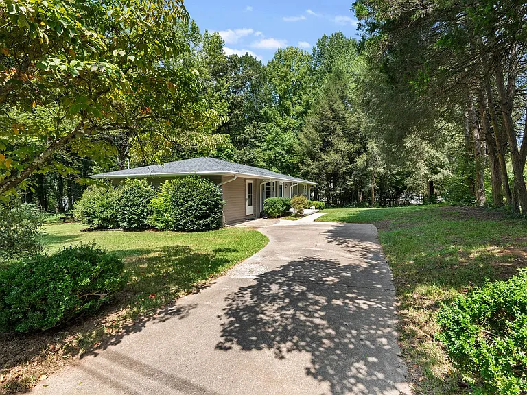 5501 Old Buncombe Rd — Photo 3