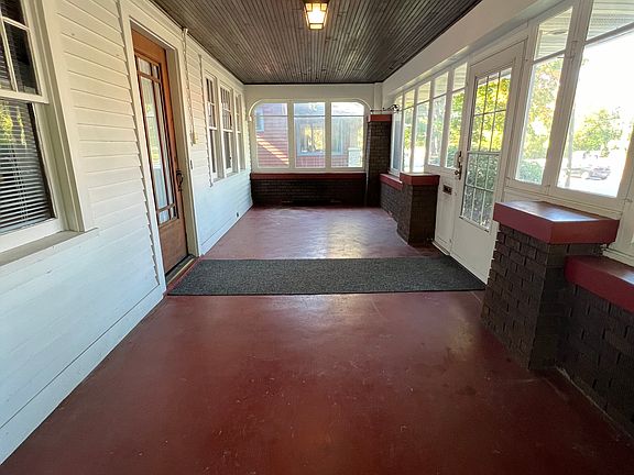 3rd image of 1048 Lincolnway E