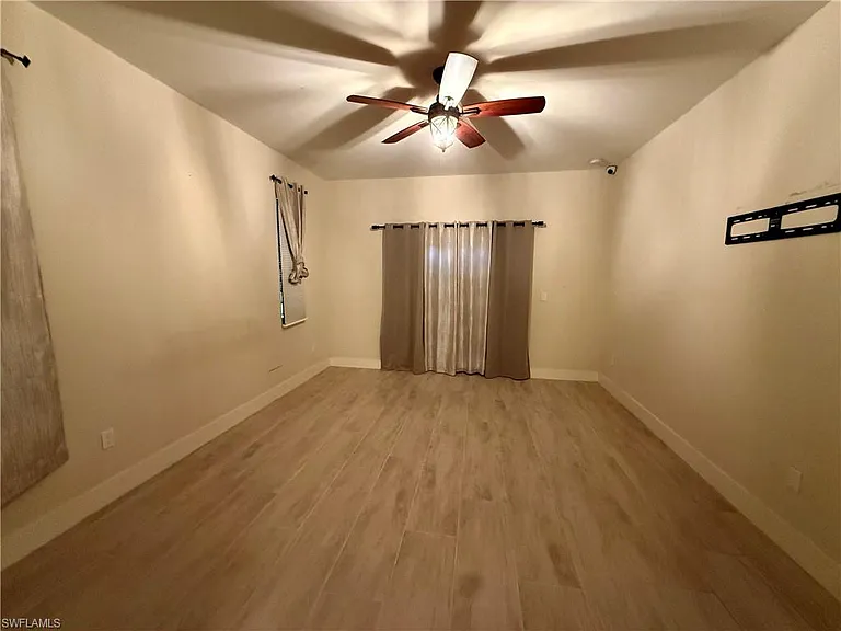 5560 Belrose St — Photo 20