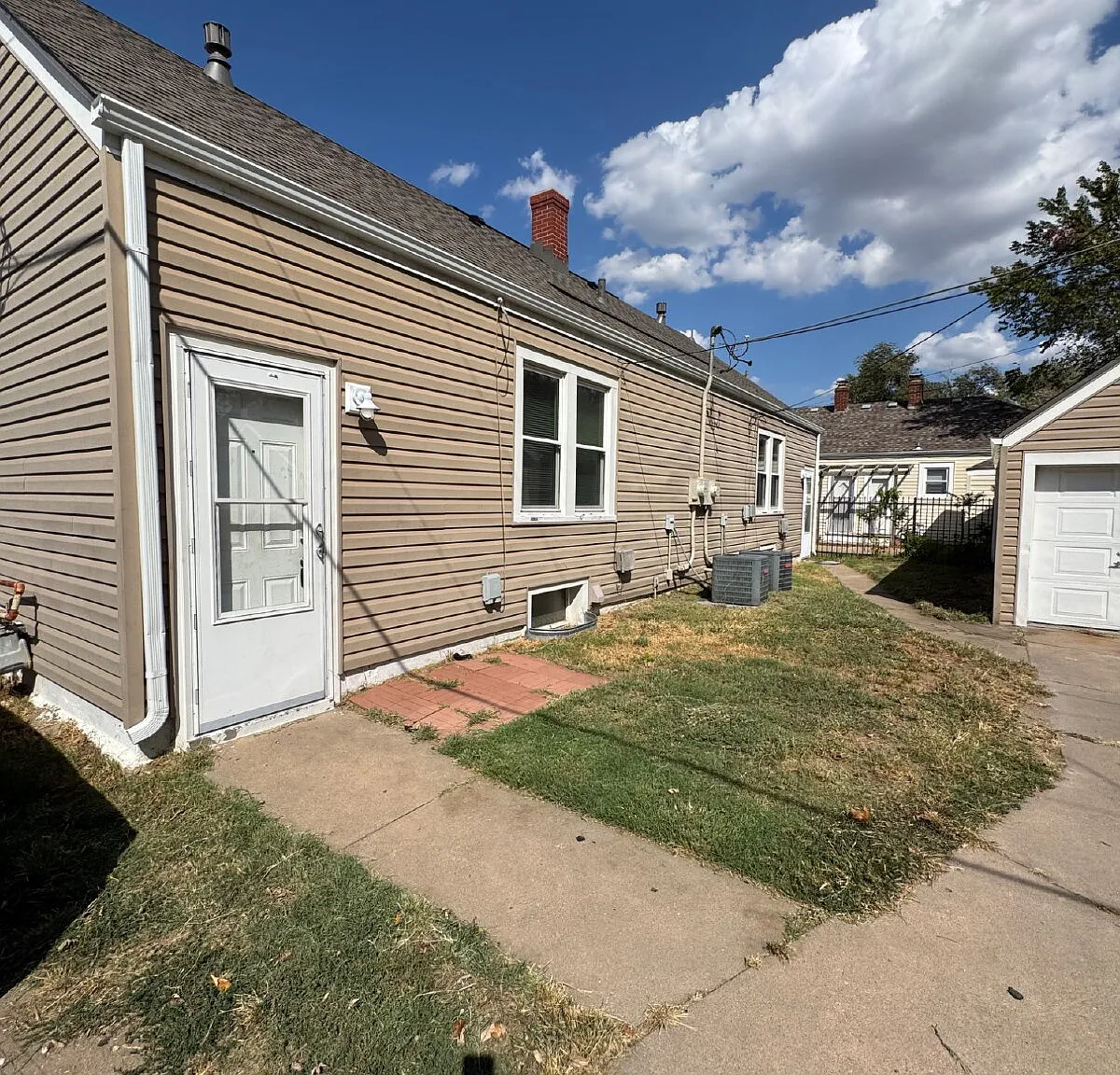 2 bed, 1.0 bath, $825 — Photo 2