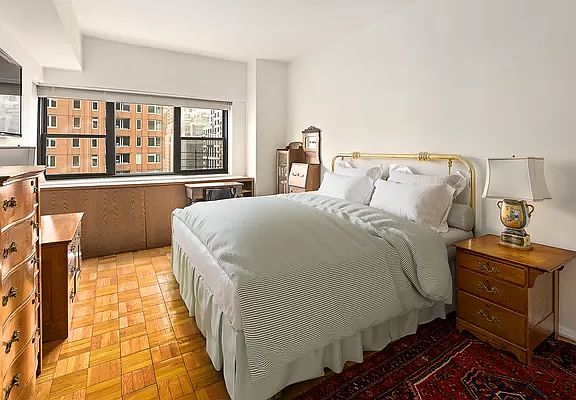 4th image of 176 E 77th St APT 14D