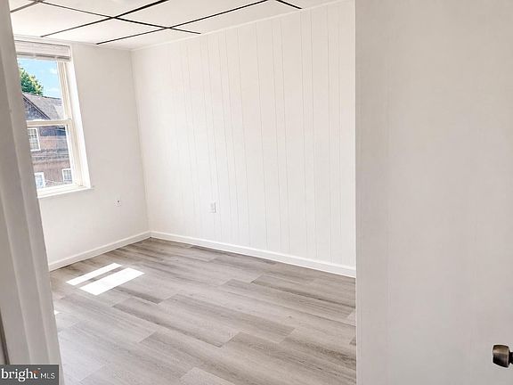 3rd image of 17 Walnut St
