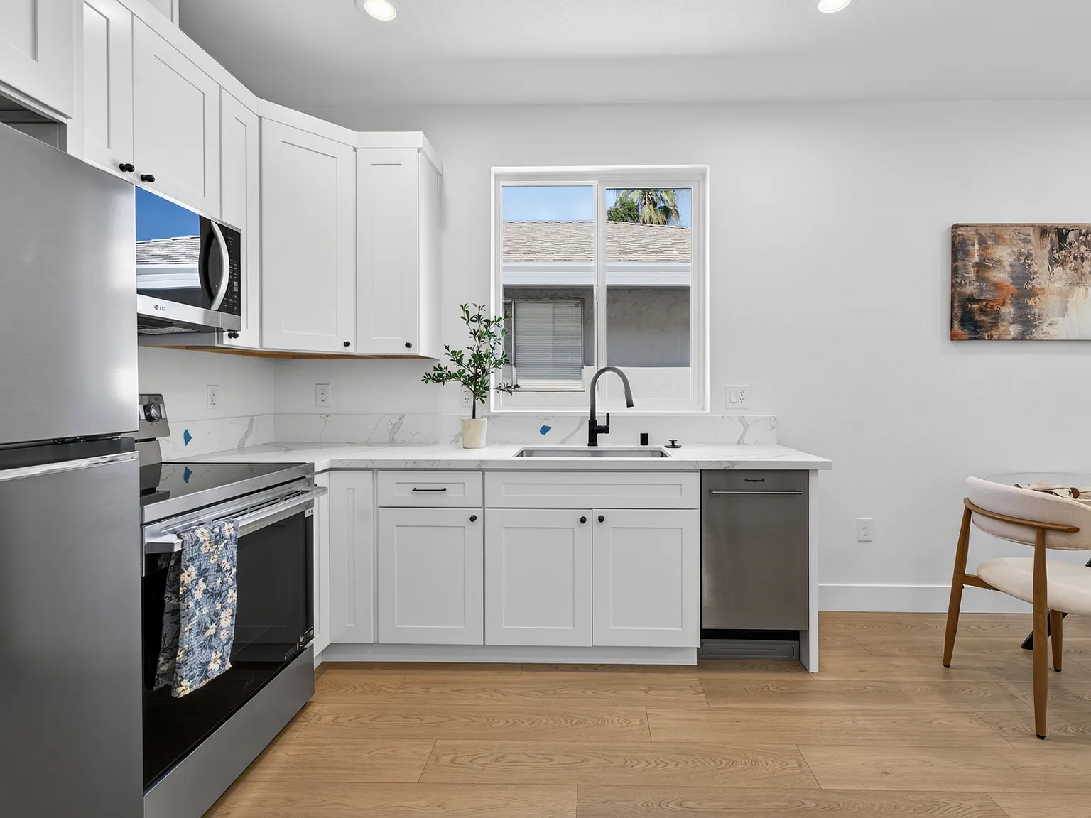 2 bed, 845 sqft, $2,395 — Photo 3