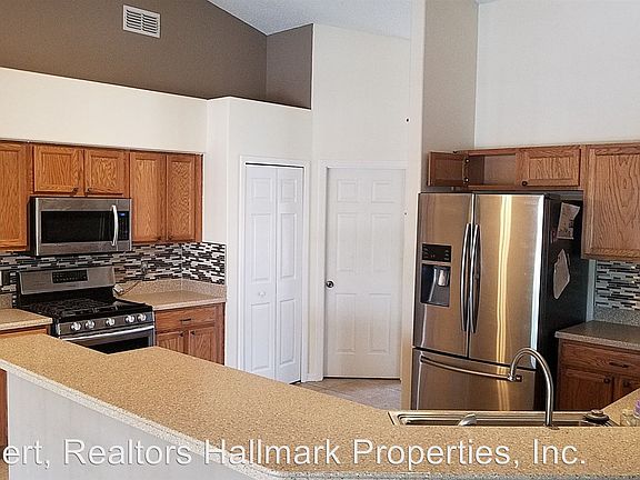 3rd image of 2081 Roseway Ave