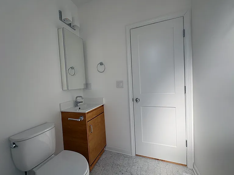 1325 W Barry Ave #1R — Photo 9