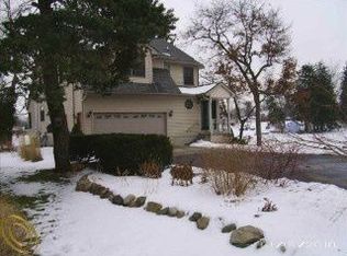 5975 Rolton Ct, Waterford, MI 48329