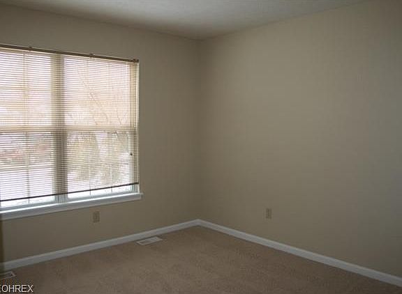 4th image of 194 Bellmore Ct