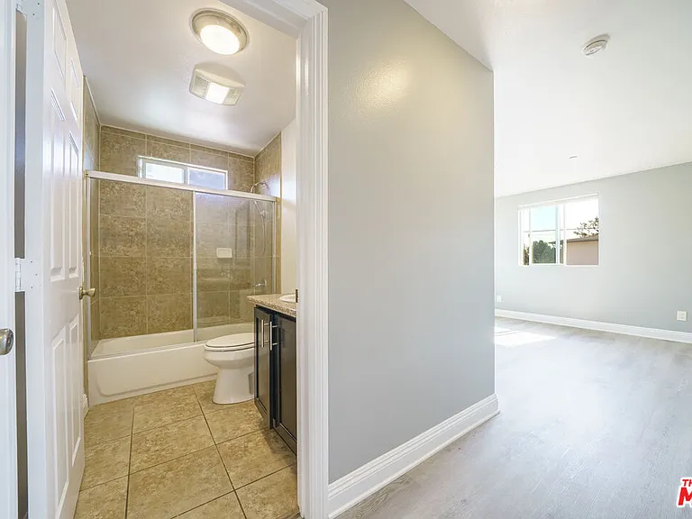 238 W 46th St — Photo 22