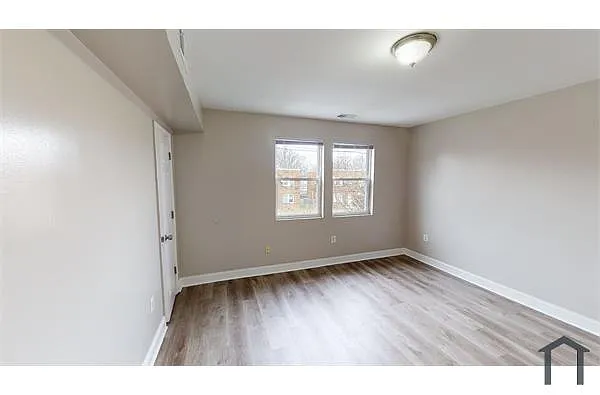 Building Photo - 239 Oakwood St SE #2