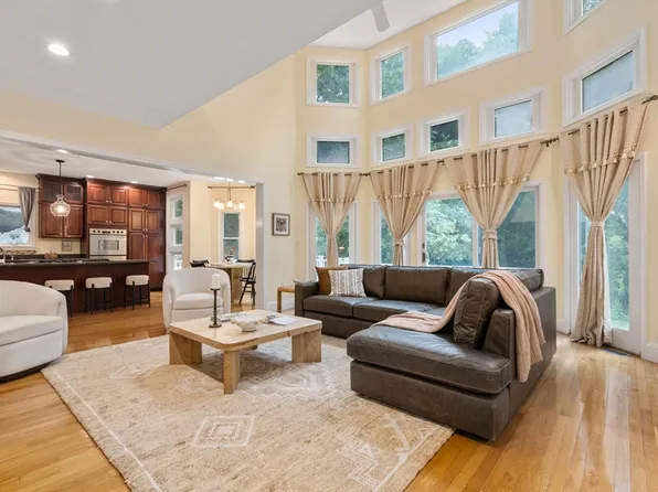 142 Hartman Rd, Newton, MA 02459