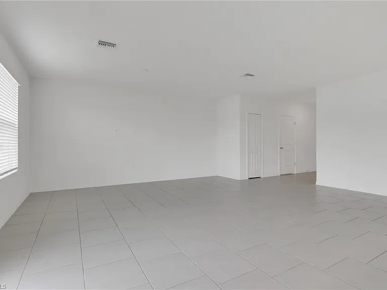 19550 Fairhill Ct — Photo 4