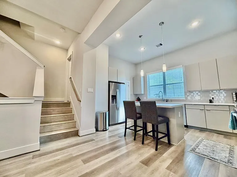 1254 N Post Oak Rd #B — Photo 7