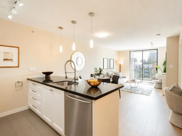 2982 Burlington Dr #608, Coquitlam, BC V3B 0B3