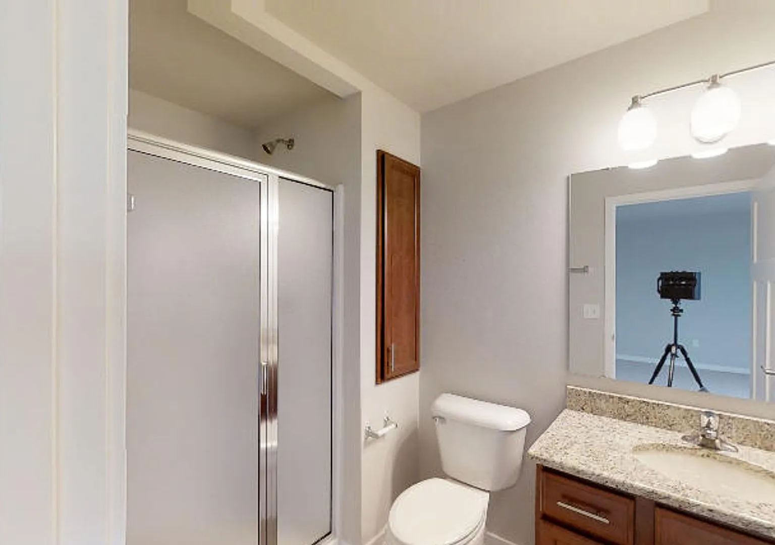 Condo Style Upper 2 Bedroom 2 Bathroom Apartment — Photo 4