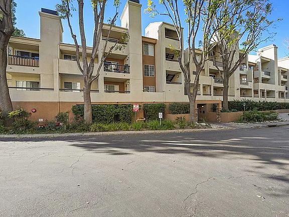 2nd image of 5510 Owensmouth Ave APT 206