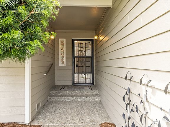 2nd image of 805 Cultus Mountain Drive
