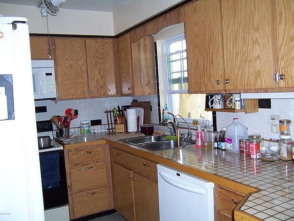 5th image of 93 Woodlake Dr
