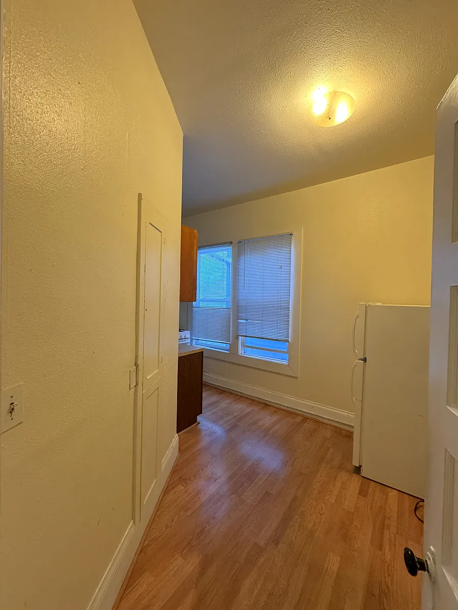 Building Photo - 847 Clay St #40