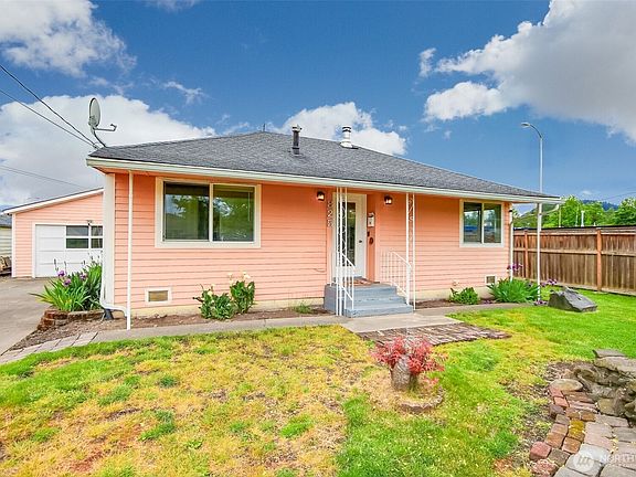 4th image of 825 Myrtine Street