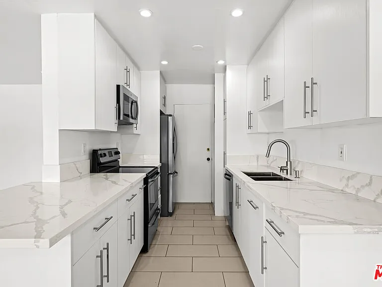 136 S Palm Dr #301 — Photo 9