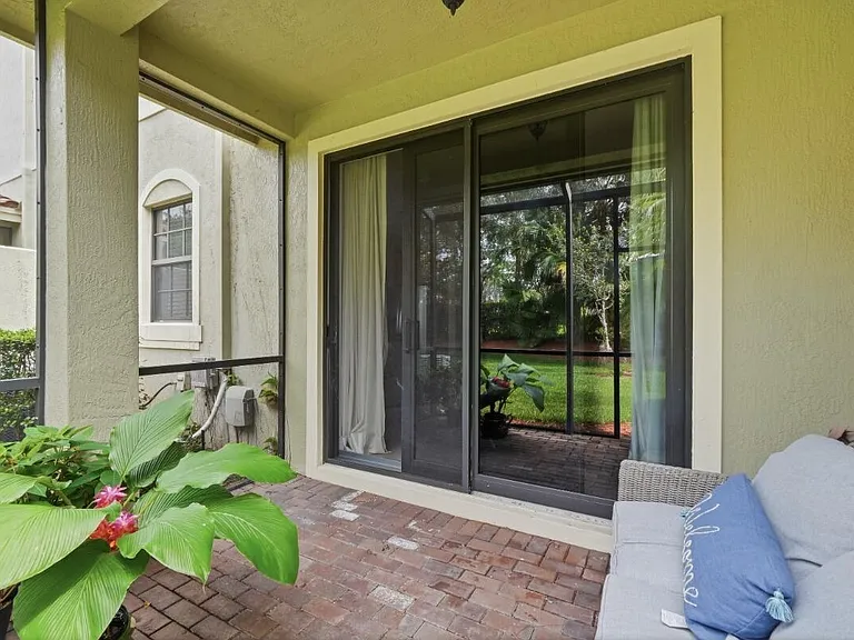 10822 NW 72nd Pl — Photo 38