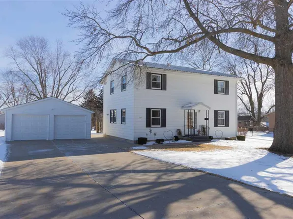 110 Green Meadows Dr, Washington, IA 52353