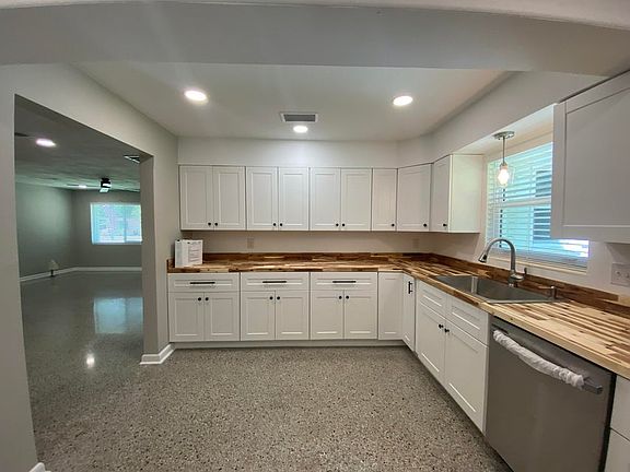 5th image of 400 Argyle Ct